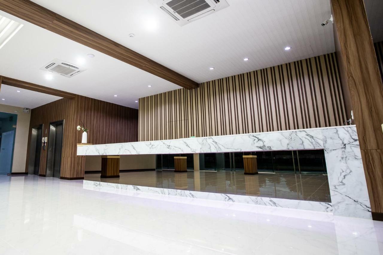 O2 Hotel Лопбури Экстерьер фото