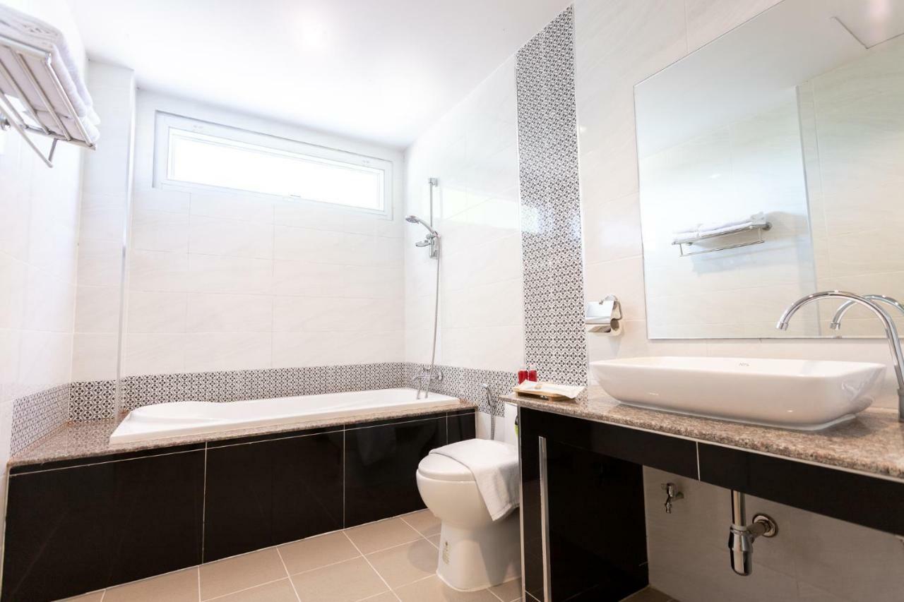 O2 Hotel Лопбури Экстерьер фото