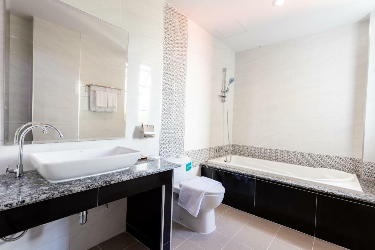 O2 Hotel Лопбури Экстерьер фото